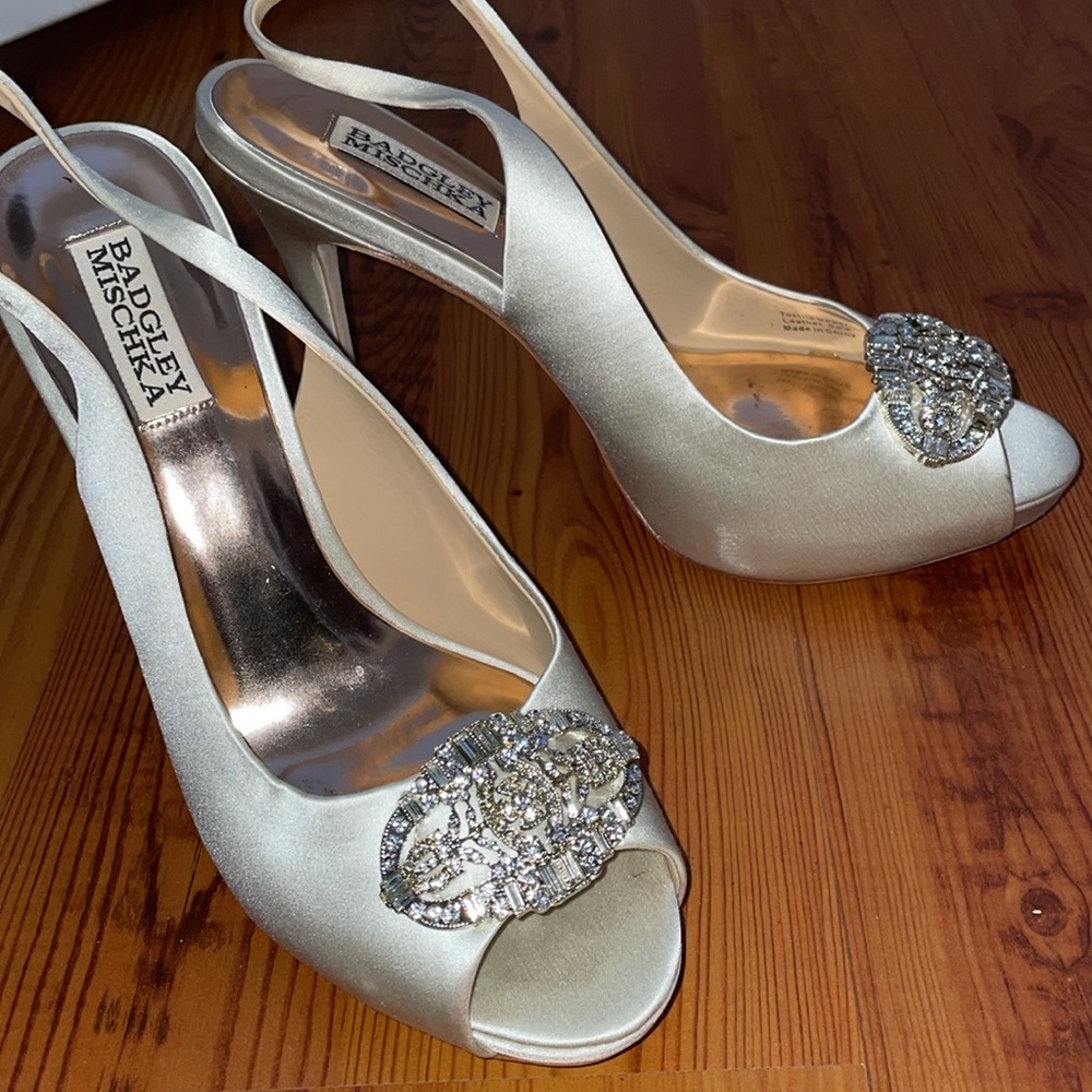 Badgley Mischka beautiful in excellent condition with box and dust bag. 8-1/2. - Picture 2 of 14